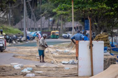 Çöplerle çalışan Hintli adam.