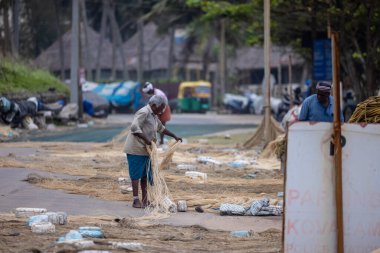Thiruvananthapuram, Kerala, Hindistan - 14 Ekim 2024: Sokak fotoğrafçılığı, Insanlar Hindistan 'ın güneyinde Kerala sokaklarında geleneksel kıyafetlerle farklı ulaşım şekillerini kullanıyorlar..