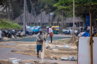 Thiruvananthapuram, Kerala, Hindistan - 14 Ekim 2024: Sokak fotoğrafçılığı, Insanlar Hindistan 'ın güneyinde Kerala sokaklarında geleneksel kıyafetlerle farklı ulaşım şekillerini kullanıyorlar..