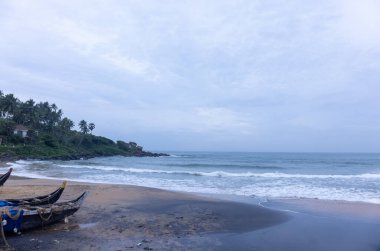 Plaj manzarası, deniz dalgaları ve teknelerle dolu güzel bir sahil manzarası. Doğa manzarası. 