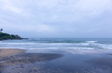 Plaj manzarası, deniz dalgalı güzel bir plaj manzarası. Doğa manzarası. 