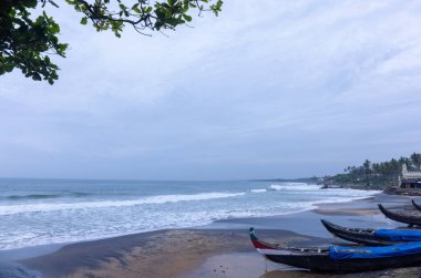 Plaj manzarası, deniz dalgaları ve teknelerle dolu güzel bir sahil manzarası. Doğa manzarası. 