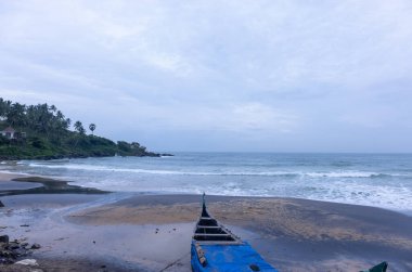 Plaj manzarası, deniz dalgaları ve teknelerle dolu güzel bir sahil manzarası. Doğa manzarası. 