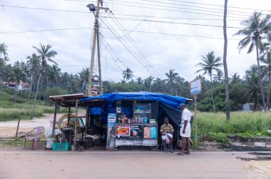 Thiruvananthapuram, Kerala, Hindistan - 14 Ekim 2024: Sokak fotoğrafçılığı, Insanlar Hindistan 'ın güneyinde Kerala sokaklarında geleneksel kıyafetlerle farklı ulaşım şekillerini kullanıyorlar..