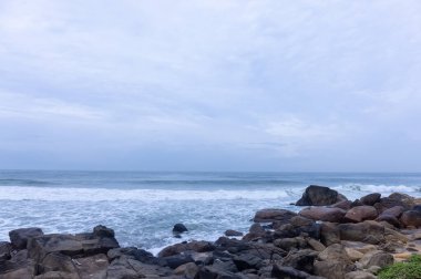 Bulutlu bir günde Hindistan 'ın deniz manzarası 