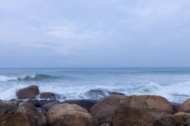 Bulutlu bir günde Hindistan 'ın deniz manzarası 