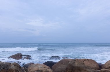 Bulutlu bir günde Hindistan 'ın deniz manzarası 