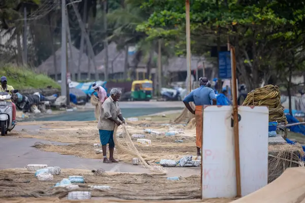 Çöplerle çalışan Hintli adam.