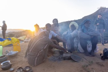 Puşkar, Rajasthan, Hindistan - Kasım 09 2024: Geleneksel beyaz giysili rajasthani erkek portresi çöl panayırında deve fuarı sırasında deve ticareti sırasında sarıklı.