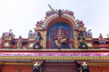 Thiruvananthapuram, Kerala, Hindistan - 14 Ekim 2024: Kerala 'daki Hindu tanrı şiş tapınağının mimarisi. Antik Hint tanrısı tapınağı Güney Hindistan 'ı ziyaret edip ibadet etmeleriyle ünlüdür..