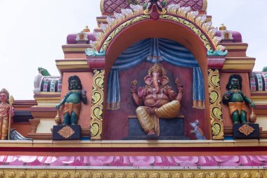 Thiruvananthapuram, Kerala, Hindistan - 14 Ekim 2024: Kerala 'daki Hindu tanrı şiş tapınağının mimarisi. Antik Hint tanrısı tapınağı Güney Hindistan 'ı ziyaret edip ibadet etmeleriyle ünlüdür..