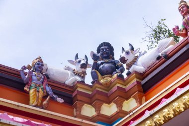 Thiruvananthapuram, Kerala, Hindistan - 14 Ekim 2024: Kerala 'daki Hindu tanrı tapınağının mimarisi. Antik Hint tanrısı tapınağı Güney Hindistan 'ı ziyaret edip ibadet etmeleriyle ünlüdür..