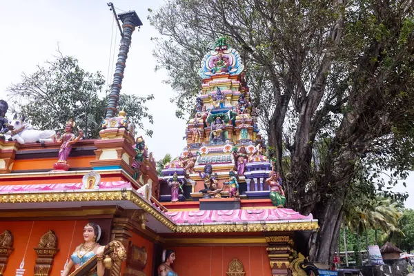 Thiruvananthapuram, Kerala, Hindistan - 14 Ekim 2024: Kerala 'daki Hindu tanrı tapınağının mimarisi. Antik Hint tanrısı tapınağı Güney Hindistan 'ı ziyaret edip ibadet etmeleriyle ünlüdür..
