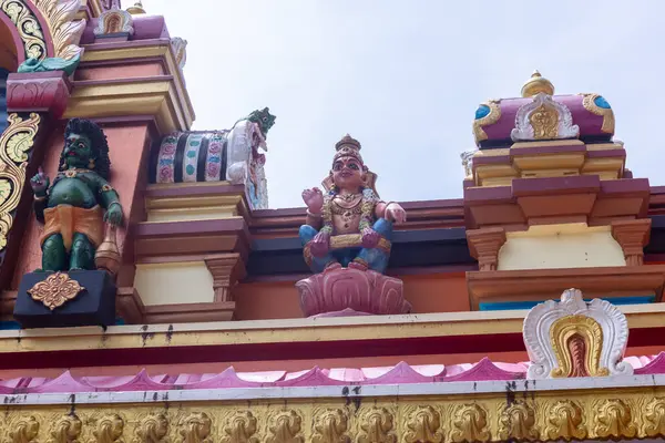 Thiruvananthapuram, Kerala, Hindistan - 14 Ekim 2024: Kerala 'daki Hindu tanrı tapınağının mimarisi. Antik Hint tanrısı tapınağı Güney Hindistan 'ı ziyaret edip ibadet etmeleriyle ünlüdür..