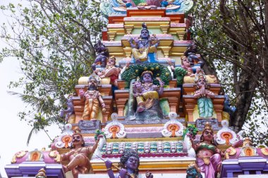 Thiruvananthapuram, Kerala, Hindistan - 14 Ekim 2024: Kerala 'daki Hindu tanrı tapınağının mimarisi. Antik Hint tanrısı tapınağı Güney Hindistan 'ı ziyaret edip ibadet etmeleriyle ünlüdür..