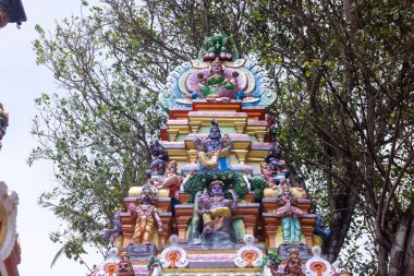Thiruvananthapuram, Kerala, Hindistan - 14 Ekim 2024: Kerala 'daki Hindu tanrı tapınağının mimarisi. Antik Hint tanrısı tapınağı Güney Hindistan 'ı ziyaret edip ibadet etmeleriyle ünlüdür..