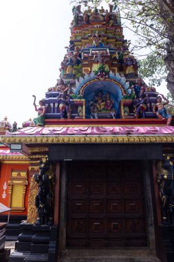 Thiruvananthapuram, Kerala, Hindistan - 14 Ekim 2024: Kerala 'daki Hindu tanrı tapınağının mimarisi. Antik Hint tanrısı tapınağı Güney Hindistan 'ı ziyaret edip ibadet etmeleriyle ünlüdür..