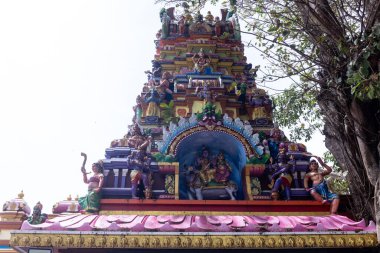 Thiruvananthapuram, Kerala, Hindistan - 14 Ekim 2024: Kerala 'daki Hindu tanrı tapınağının mimarisi. Antik Hint tanrısı tapınağı Güney Hindistan 'ı ziyaret edip ibadet etmeleriyle ünlüdür..