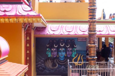 Thiruvananthapuram, Kerala, Hindistan - 14 Ekim 2024: Kerala 'daki Hindu tanrı tapınağının mimarisi. Antik Hint tanrısı tapınağı Güney Hindistan 'ı ziyaret edip ibadet etmeleriyle ünlüdür..