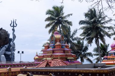 Thiruvananthapuram, Kerala, Hindistan - 14 Ekim 2024: Kerala 'daki Hindu tanrı tapınağının mimarisi. Antik Hint tanrısı tapınağı Güney Hindistan 'ı ziyaret edip ibadet etmeleriyle ünlüdür..