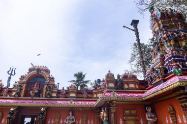 Thiruvananthapuram, Kerala, Hindistan - 14 Ekim 2024: Kerala 'daki Hindu tanrı tapınağının mimarisi. Antik Hint tanrısı tapınağı Güney Hindistan 'ı ziyaret edip ibadet etmeleriyle ünlüdür..