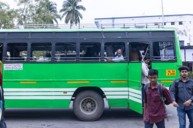 Thiruvananthapuram, Kerala, Hindistan - 14 Ekim 2024: Sokak fotoğrafçılığı, Insanlar Hindistan 'ın güneyinde Kerala sokaklarında geleneksel kıyafetlerle farklı ulaşım şekillerini kullanıyorlar..