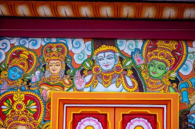 Thiruvananthapuram, Kerala, Hindistan - 14 Ekim 2024: Kerala 'daki Hindu tanrı tapınağının mimarisi. Antik Hint tanrısı tapınağı Güney Hindistan 'ı ziyaret edip ibadet etmeleriyle ünlüdür..