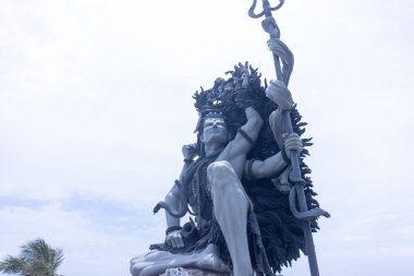 Lord Shiva, Kerala 'daki Aazhimala' da nehir kenarında sade bir geçmişi olan Lord Shiva 'nın heykeli..