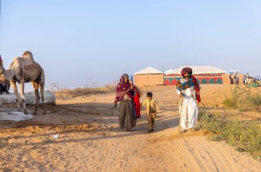 Pushkar Fuarı, deve festivali sırasında kum tepelerinin çöl zemininde deve süslemesi