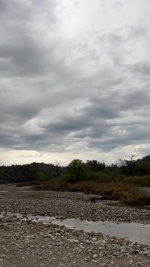 Kurumuş gölü olan güzel bir manzara.