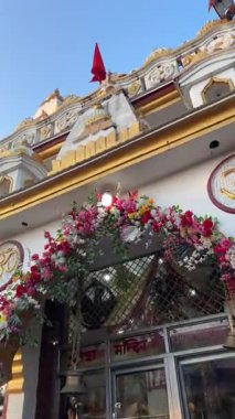 Varanasi, Uttar Pradesh, Hindistan - 12 Mart 2025: Varanasi 'deki tarihi Hindu tanrısı tapınağının mimari görünümü