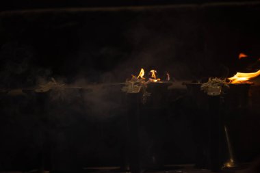 Varanasi, Uttar Pradesh, Hindistan - 20 Ocak 2024: Ganga aarti, Geleneksel elbise içinde Dashashwamedh ghat kutsal nehir keneviri akşam ayini yapan kimliği belirsiz genç bir erkek rahibin portresi.