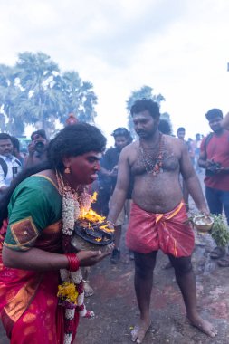 Varanasi, Uttar Pradesh, Hindistan - 20 Mart 2024: Masan Holi, Harishchandra ghat 'ta düzenlenen İstanbul kutlamaları sırasında Lord Shiva gibi giyinmiş insanların portresi.
