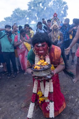 Varanasi, Uttar Pradesh, Hindistan - 20 Mart 2024: Masan Holi, Harishchandra ghat 'ta düzenlenen İstanbul kutlamaları sırasında Lord Shiva gibi giyinmiş insanların portresi.