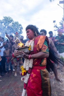 Varanasi, Uttar Pradesh, Hindistan - 20 Mart 2024: Masan Holi, Harishchandra ghat 'ta düzenlenen İstanbul kutlamaları sırasında Lord Shiva gibi giyinmiş insanların portresi.