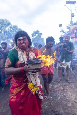 Varanasi, Uttar Pradesh, Hindistan - 20 Mart 2024: Masan Holi, Harishchandra ghat 'ta düzenlenen İstanbul kutlamaları sırasında Lord Shiva gibi giyinmiş insanların portresi.