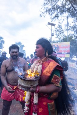 Varanasi, Uttar Pradesh, Hindistan - 20 Mart 2024: Masan Holi, Harishchandra ghat 'ta düzenlenen İstanbul kutlamaları sırasında Lord Shiva gibi giyinmiş insanların portresi.