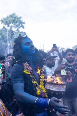 Varanasi, Uttar Pradesh, Hindistan - 20 Mart 2024: Masan Holi, Harishchandra ghat 'ta düzenlenen İstanbul kutlamaları sırasında Lord Shiva gibi giyinmiş insanların portresi.