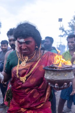 Varanasi, Uttar Pradesh, Hindistan - 20 Mart 2024: Masan Holi, Harishchandra ghat 'ta düzenlenen İstanbul kutlamaları sırasında Lord Shiva gibi giyinmiş insanların portresi.