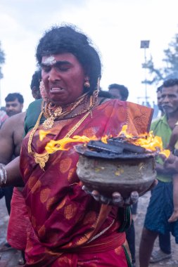 Varanasi, Uttar Pradesh, Hindistan - 20 Mart 2024: Masan Holi, Harishchandra ghat 'ta düzenlenen İstanbul kutlamaları sırasında Lord Shiva gibi giyinmiş insanların portresi.