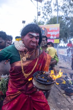 Varanasi, Uttar Pradesh, Hindistan - 20 Mart 2024: Masan Holi, Harishchandra ghat 'ta düzenlenen İstanbul kutlamaları sırasında Lord Shiva gibi giyinmiş insanların portresi.