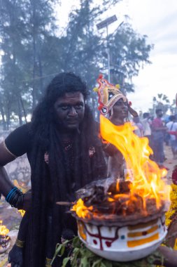 Varanasi, Uttar Pradesh, Hindistan - 20 Mart 2024: Masan Holi, Harishchandra ghat 'ta düzenlenen İstanbul kutlamaları sırasında Lord Shiva gibi giyinmiş insanların portresi.