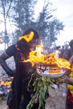 Varanasi, Uttar Pradesh, Hindistan - 20 Mart 2024: Masan Holi, Harishchandra ghat 'ta düzenlenen İstanbul kutlamaları sırasında Lord Shiva gibi giyinmiş insanların portresi.