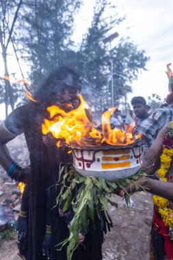 Varanasi, Uttar Pradesh, Hindistan - 20 Mart 2024: Masan Holi, Harishchandra ghat 'ta düzenlenen İstanbul kutlamaları sırasında Lord Shiva gibi giyinmiş insanların portresi.