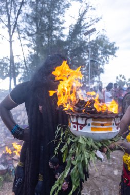 Varanasi, Uttar Pradesh, Hindistan - 20 Mart 2024: Masan Holi, Harishchandra ghat 'ta düzenlenen İstanbul kutlamaları sırasında Lord Shiva gibi giyinmiş insanların portresi.