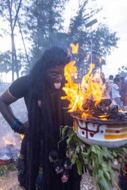 Varanasi, Uttar Pradesh, Hindistan - 20 Mart 2024: Masan Holi, Harishchandra ghat 'ta düzenlenen İstanbul kutlamaları sırasında Lord Shiva gibi giyinmiş insanların portresi.