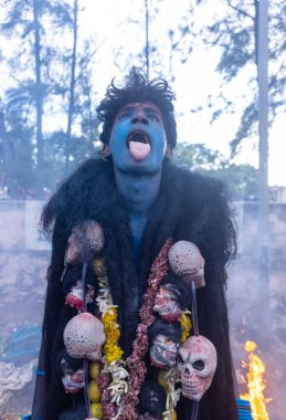 Varanasi, Uttar Pradesh, Hindistan - 20 Mart 2024: Masan Holi, Harishchandra ghat 'ta düzenlenen kutlama sırasında Lord Shiva kılığında kuru külle boyanmış insanların portresi.