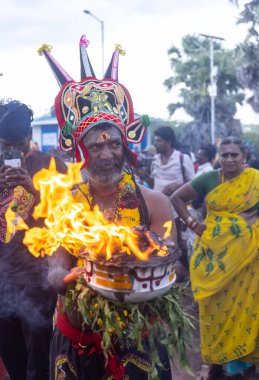 Varanasi, Uttar Pradesh, Hindistan - 20 Mart 2024: Masan Holi, Harishchandra ghat 'ta düzenlenen İstanbul kutlamaları sırasında Lord Shiva gibi giyinmiş insanların portresi.