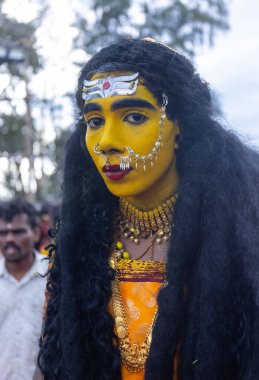 Varanasi, Uttar Pradesh, Hindistan - 20 Mart 2024: Masan Holi, Harishchandra ghat 'ta düzenlenen kutlama sırasında Lord Shiva kılığında kuru külle boyanmış insanların portresi.