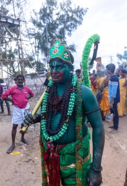Varanasi, Uttar Pradesh, Hindistan - 20 Mart 2024: Masan Holi, Harishchandra ghat 'ta düzenlenen kutlama sırasında Lord Shiva kılığında kuru külle boyanmış insanların portresi.